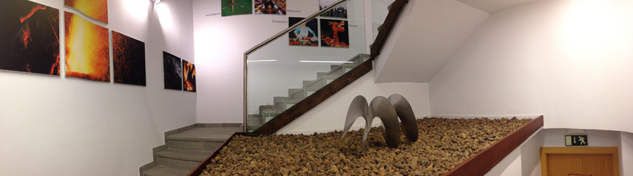 ESCALERA-BSH-interiorismo-y-amueblamiento-integral-de-oficinas