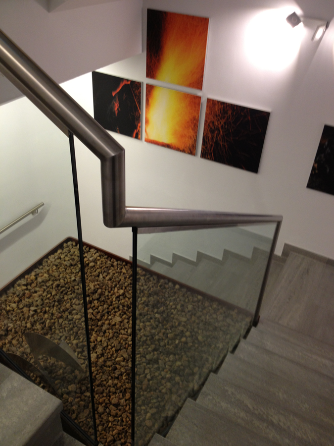 ESCALERA-BSH-interiorismo-y-amueblamiento-integral-de-oficinas
