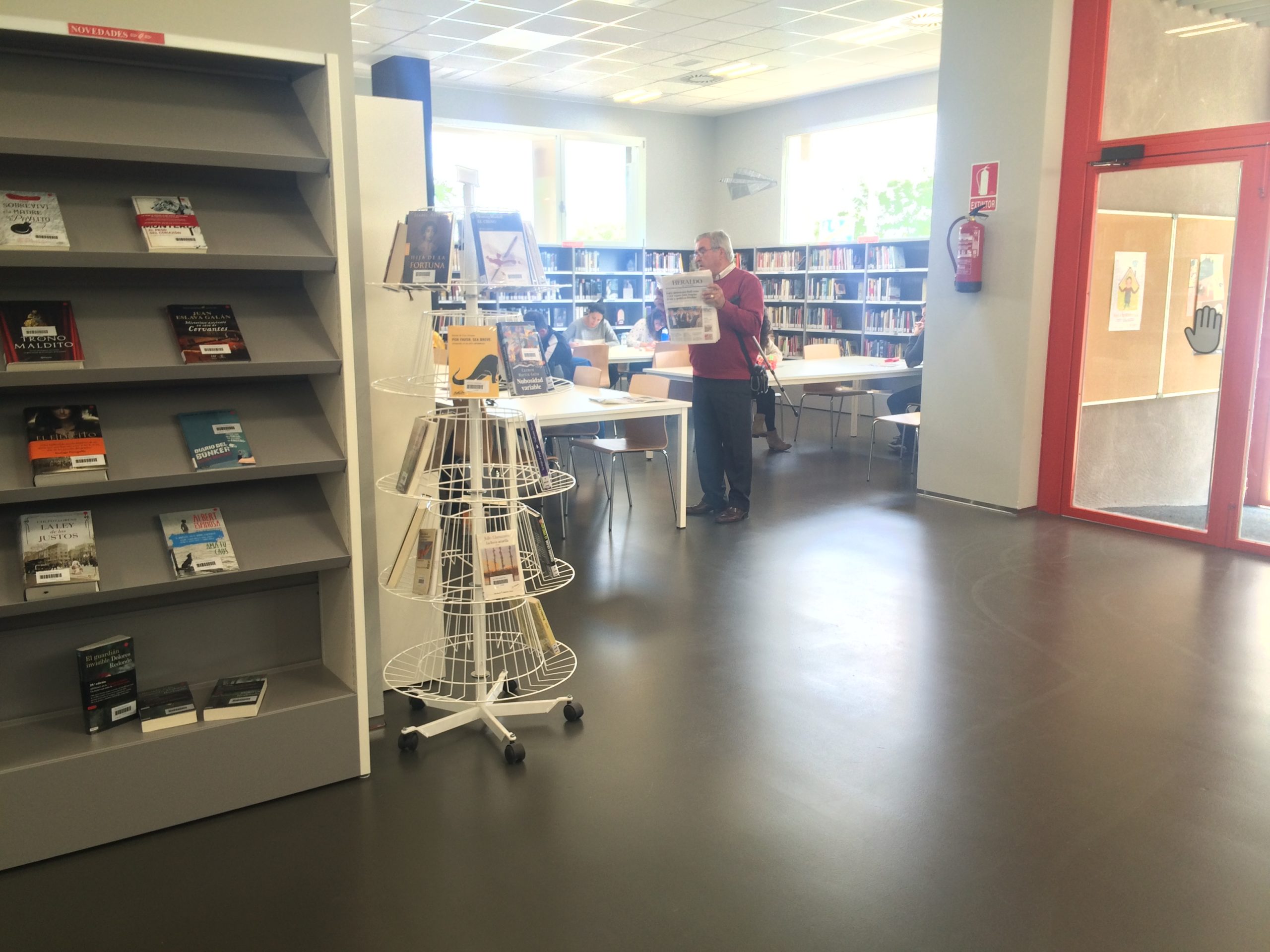 Biblioteca-Valdespartera-espacio-publico-equipamiento-interiorismo-y-amueblamiento-integral-de-oficinas-muebles-oficina
