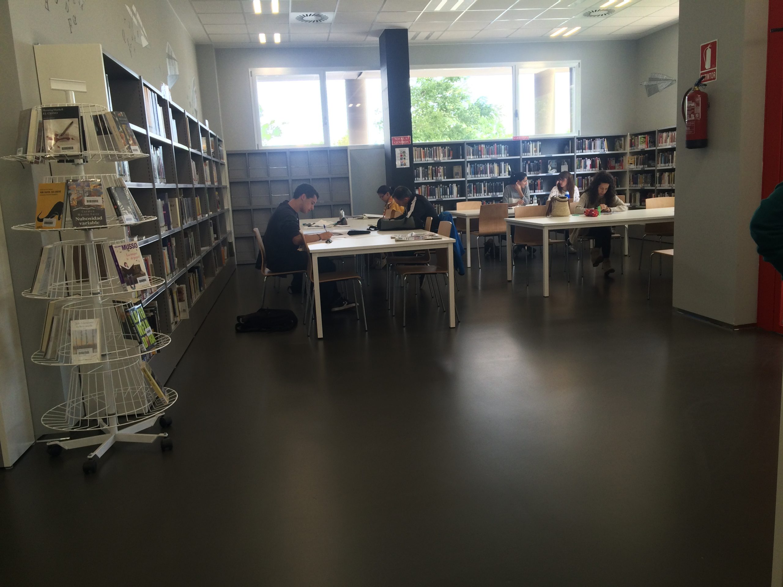 Biblioteca-Valdespartera-espacio-publico-equipamiento-interiorismo-y-amueblamiento-integral-de-oficinas-muebles-oficina