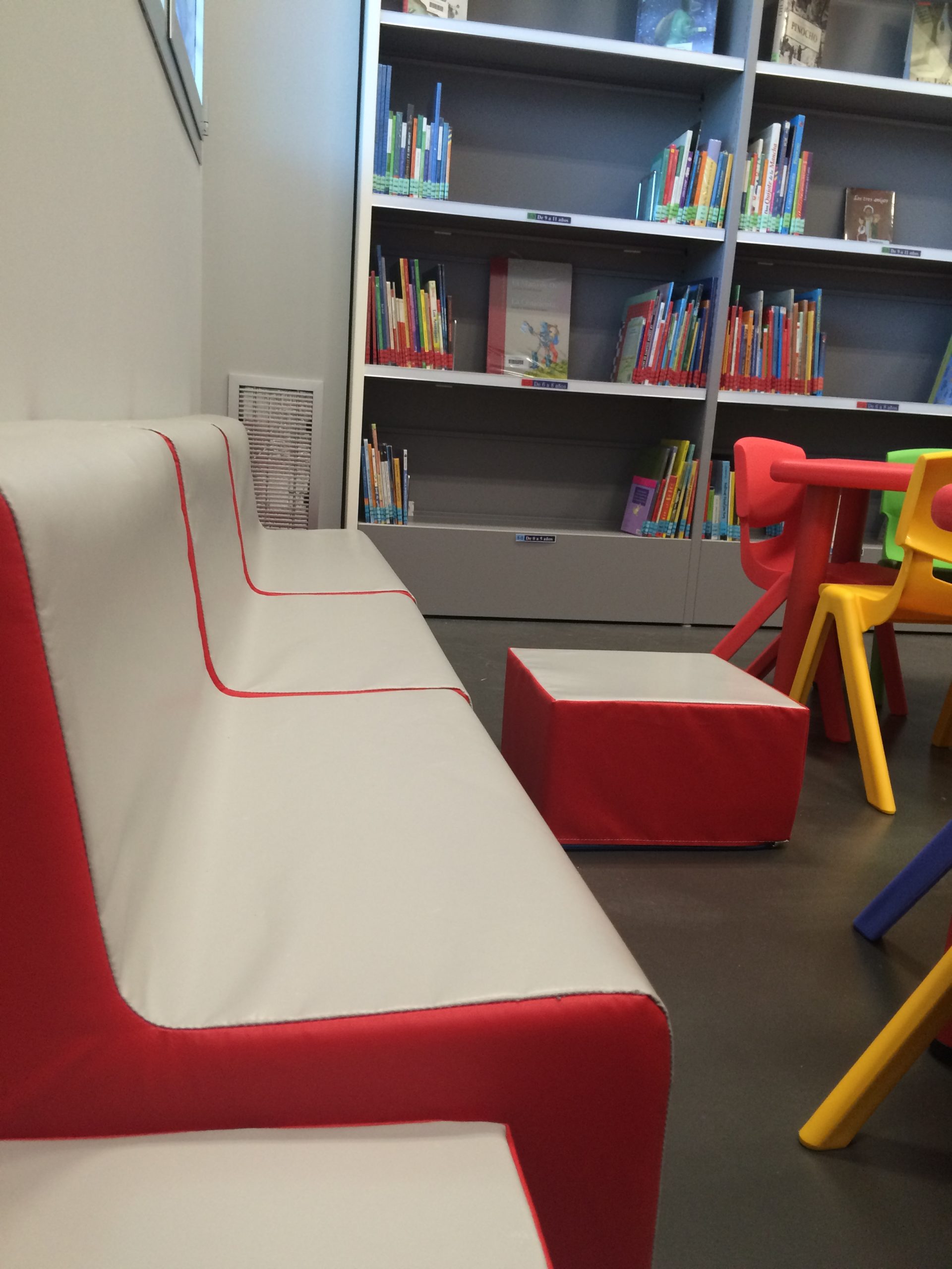 Biblioteca-Valdespartera-espacio-publico-equipamiento-interiorismo-y-amueblamiento-integral-de-oficinas-muebles-oficina