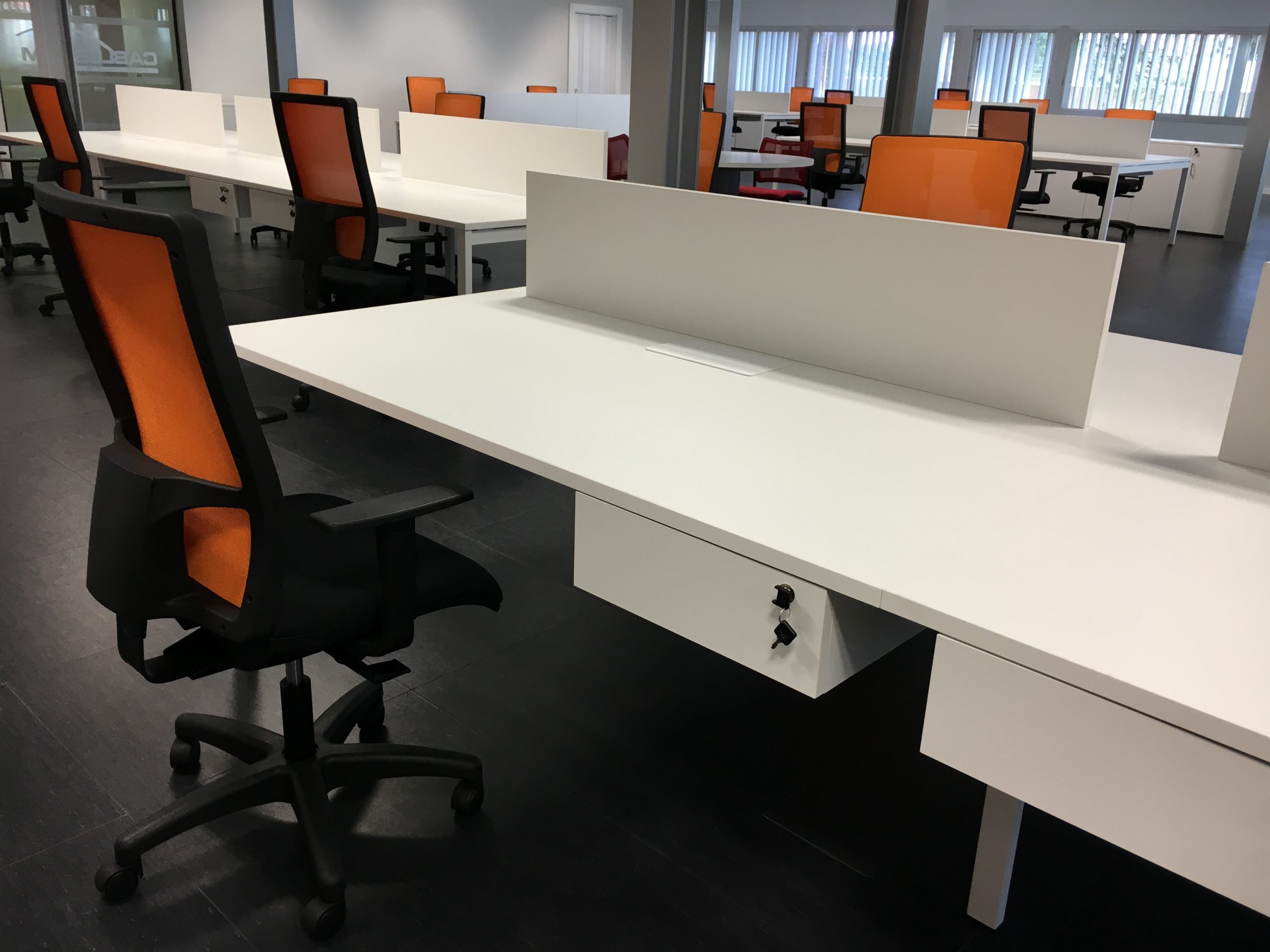 Cables-de-comunicaciones-diseño-montaje-amueblamiento-integral-de-oficinas-muebles-