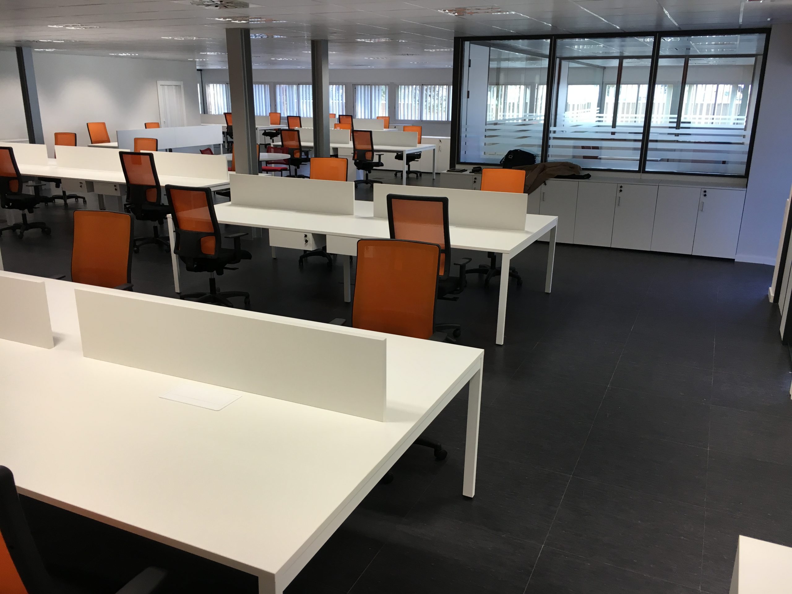 Cables-de-comunicaciones-diseño-montaje-amueblamiento-integral-de-oficinas-muebles-
