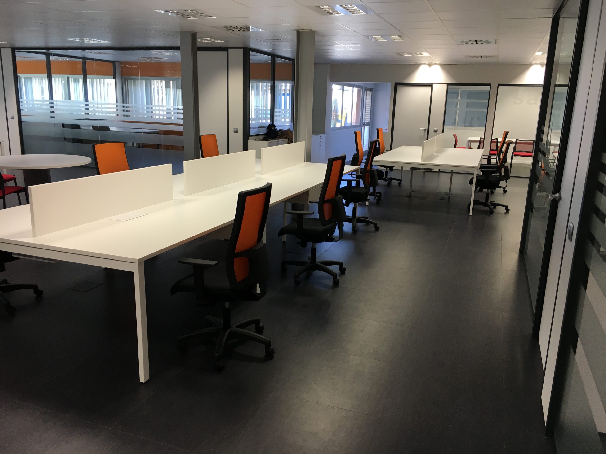 Cables-de-comunicaciones-diseño-montaje-amueblamiento-integral-de-oficinas-muebles-