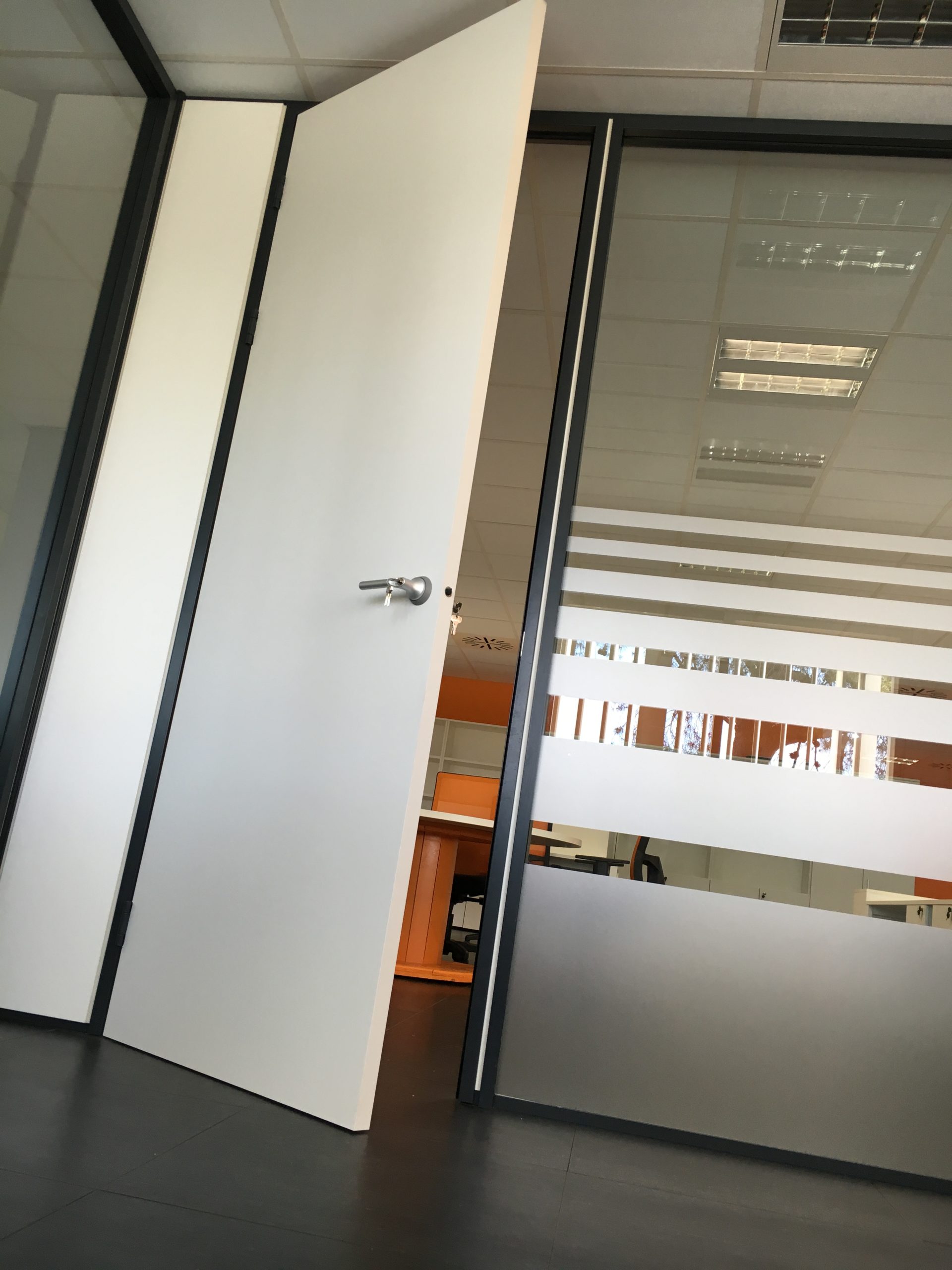 Cables-de-comunicaciones-diseño-montaje-amueblamiento-integral-de-oficinas-muebles-