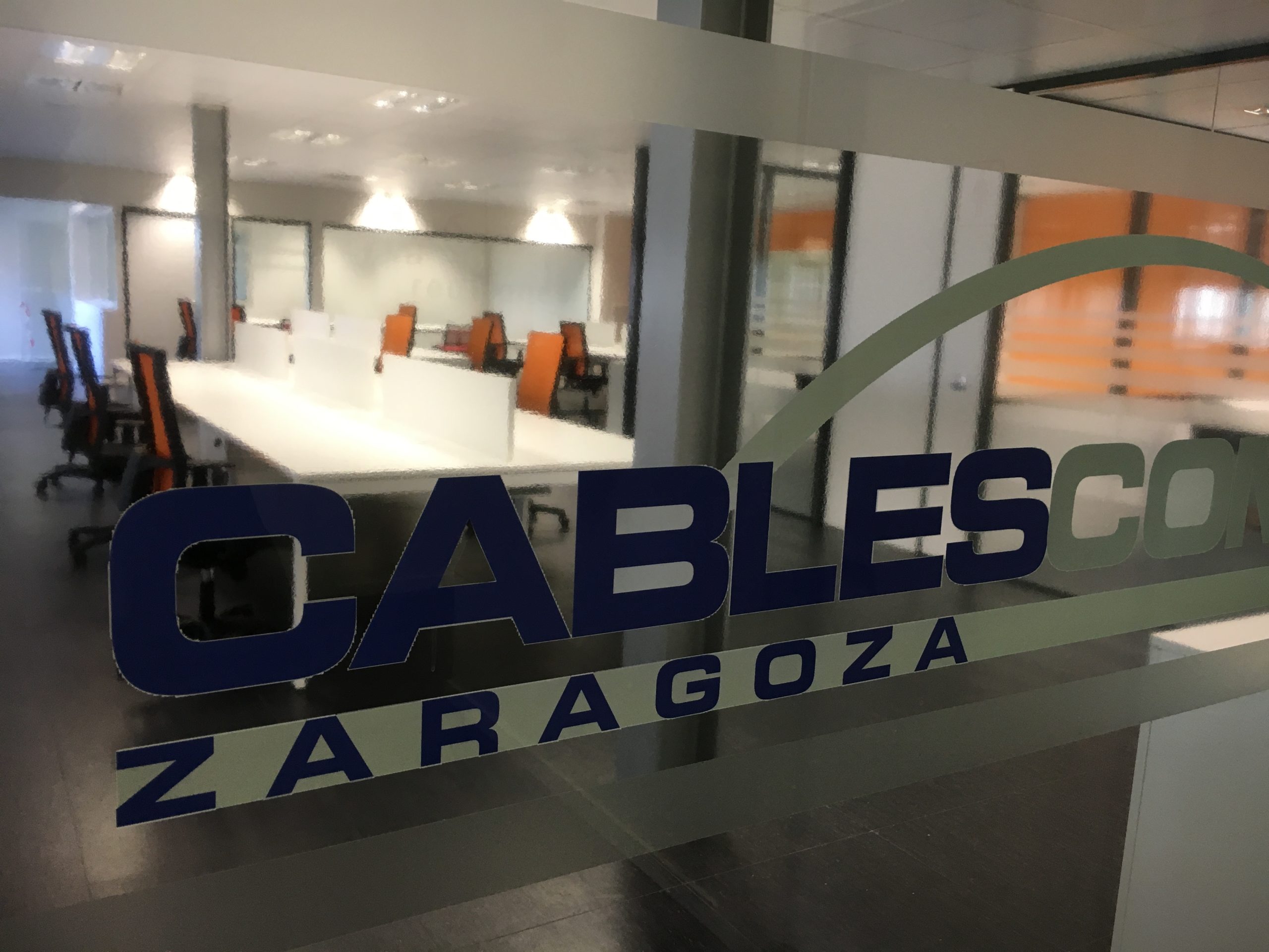 Cables-de-comunicaciones-diseño-montaje-amueblamiento-integral-de-oficinas-muebles-