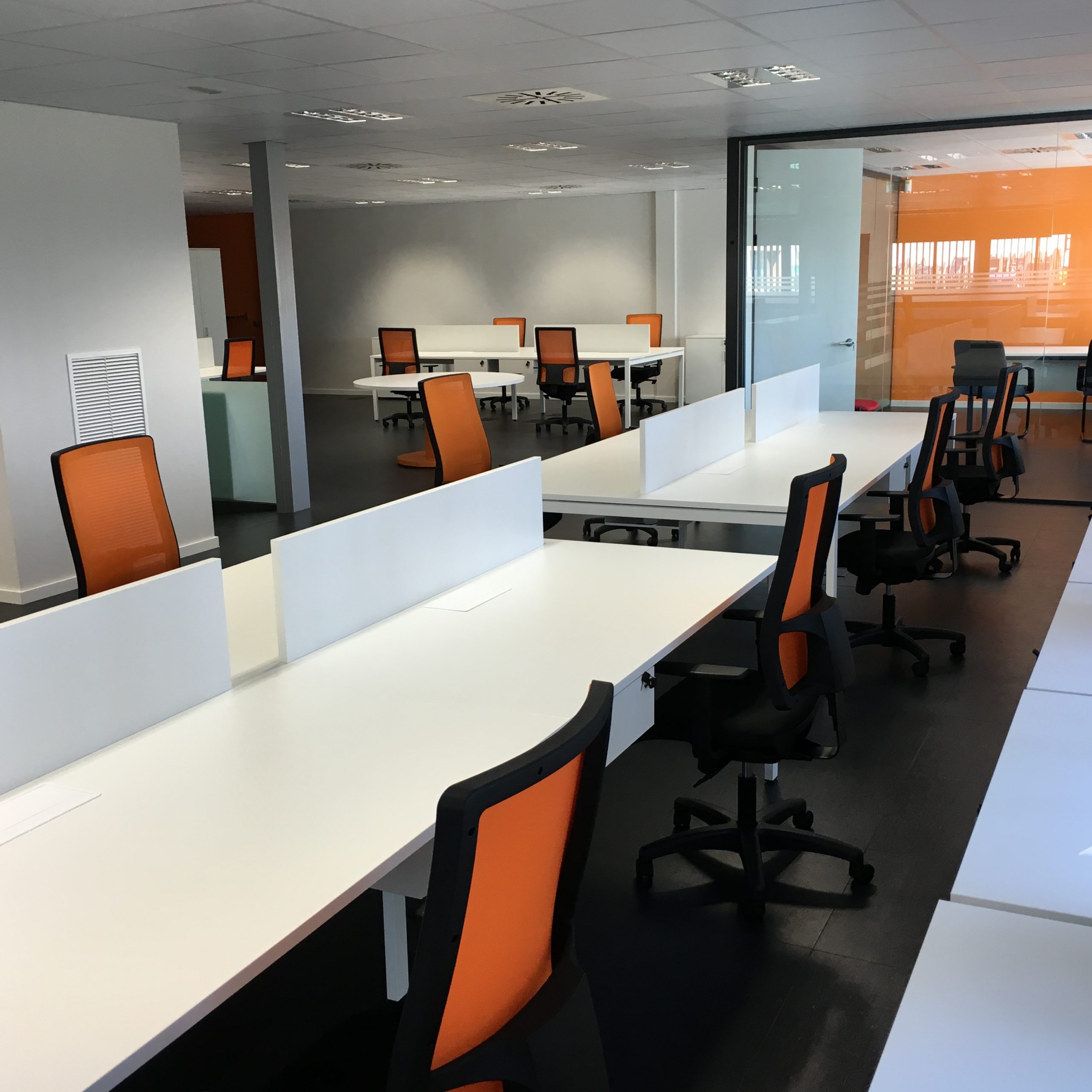 Cables-de-comunicaciones-diseño-montaje-amueblamiento-integral-de-oficinas-muebles-