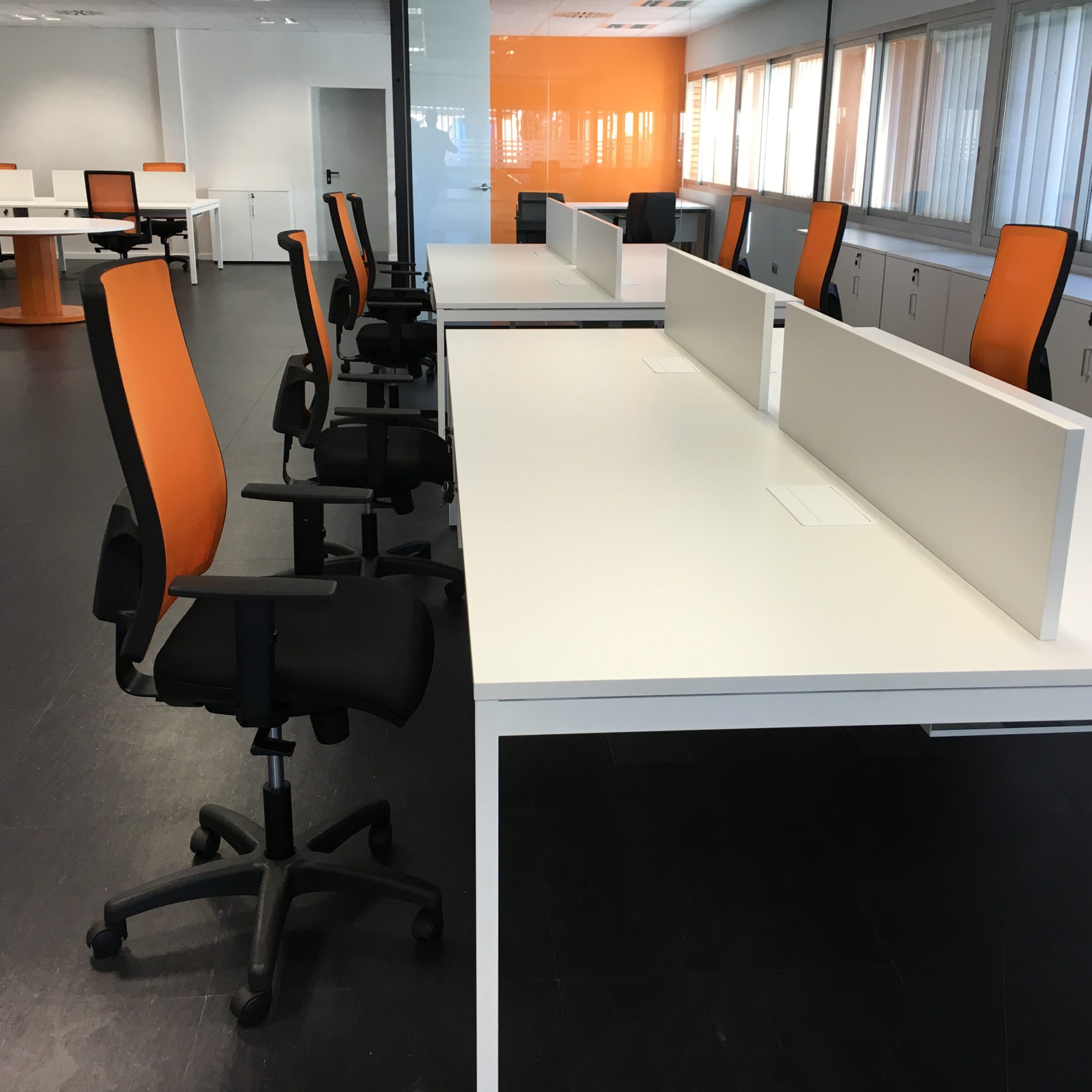 Cables-de-comunicaciones-diseño-montaje-amueblamiento-integral-de-oficinas-muebles-