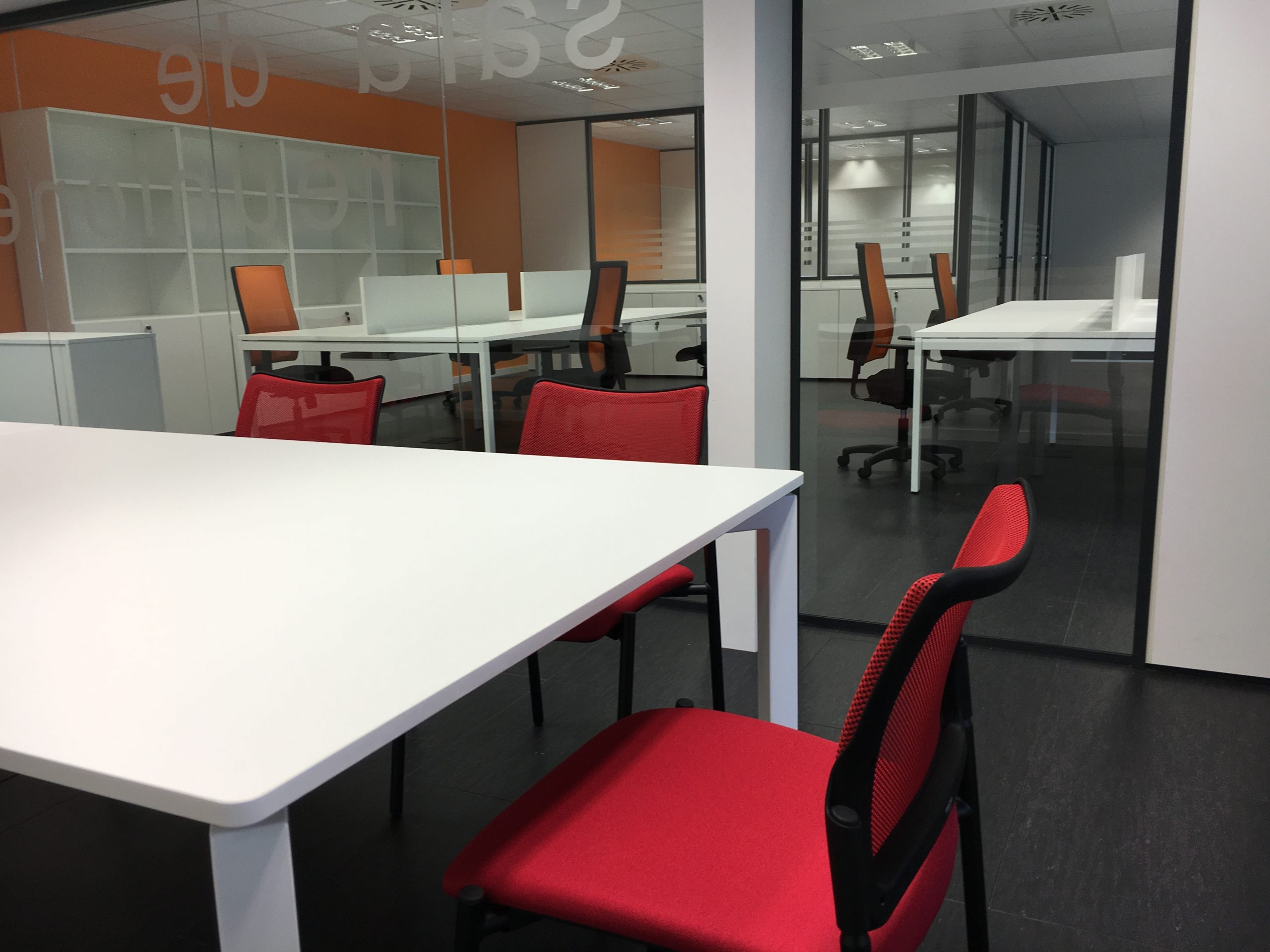 Cables-de-comunicaciones-diseño-montaje-amueblamiento-integral-de-oficinas-muebles-