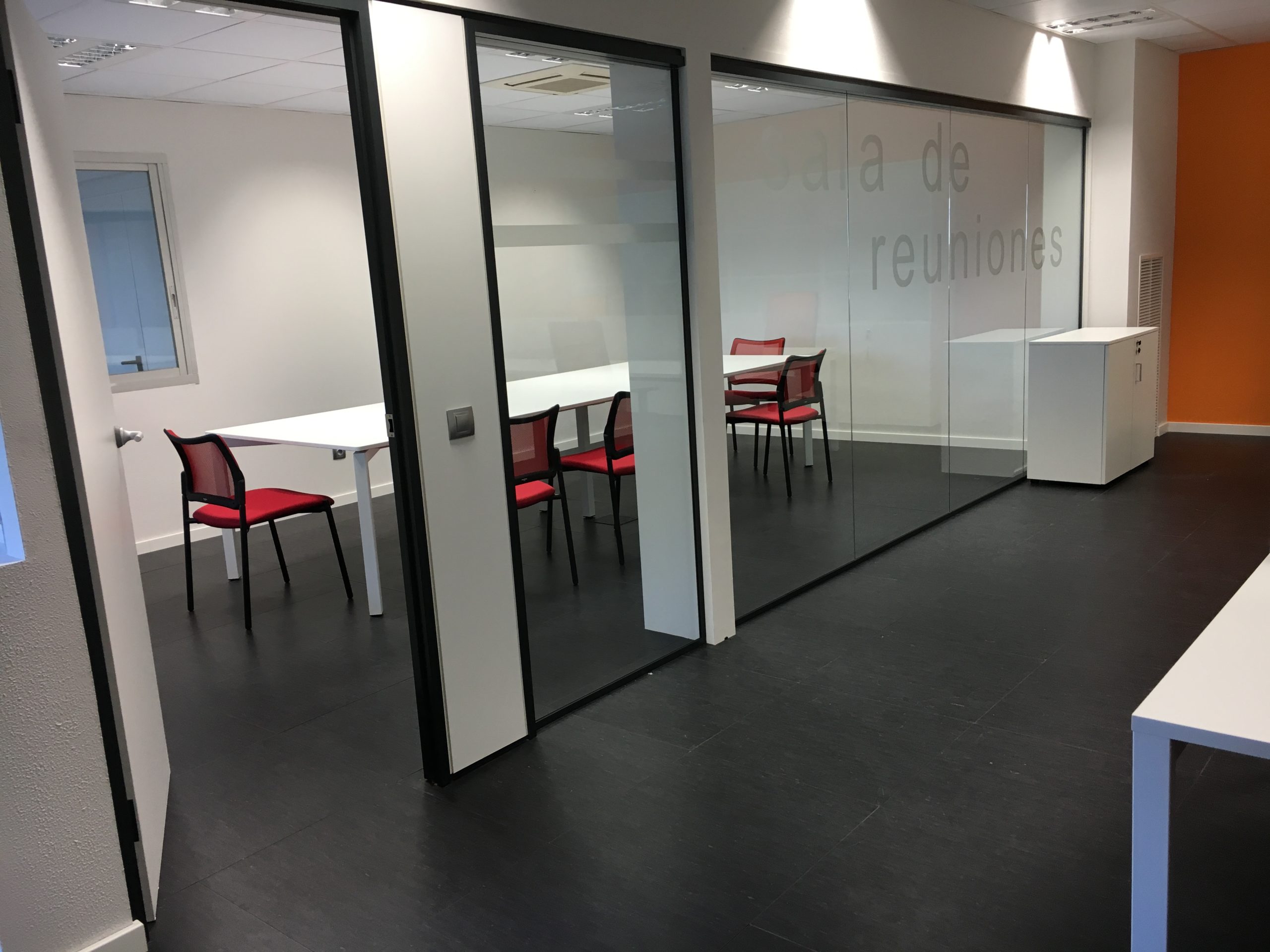 Cables-de-comunicaciones-diseño-montaje-amueblamiento-integral-de-oficinas-muebles-