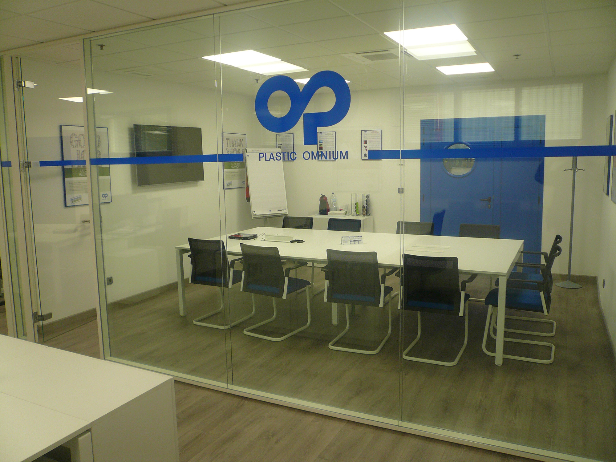Plastic-Omnium-adecuación-y-amueblamiento-interiorismo-y-amueblamiento-integral-de-oficinas-LARA