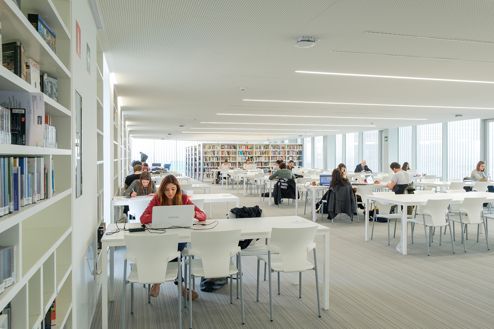Universidad-San-Jorge-interiorismo-y-amueblamiento-integral-LARA