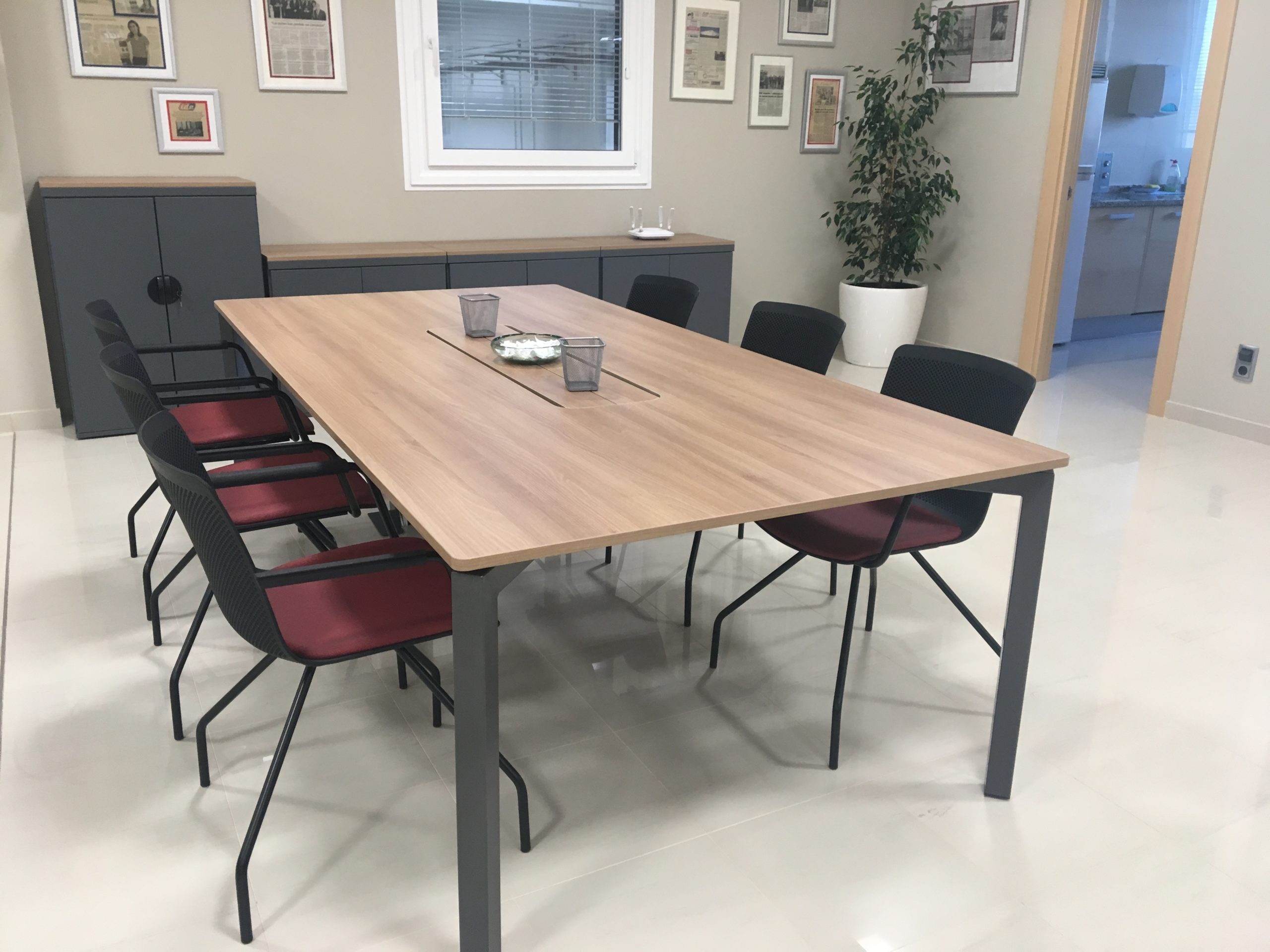Diseño-y-ejecución-de-sus-oficinas-ide-Lara-amueblamiento-integral