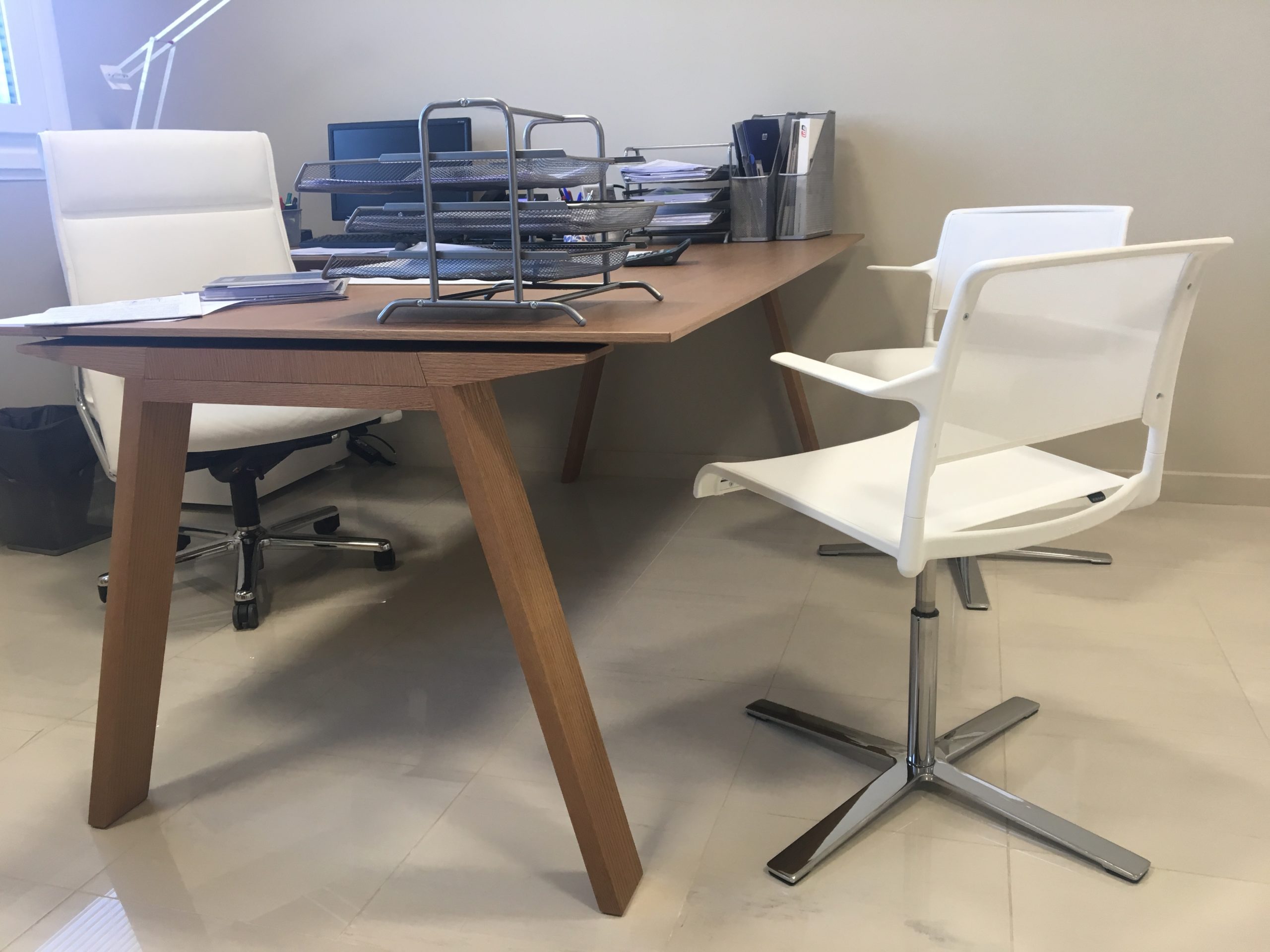 Diseño-y-ejecución-de-sus-oficinas-ide-Lara-amueblamiento-integral