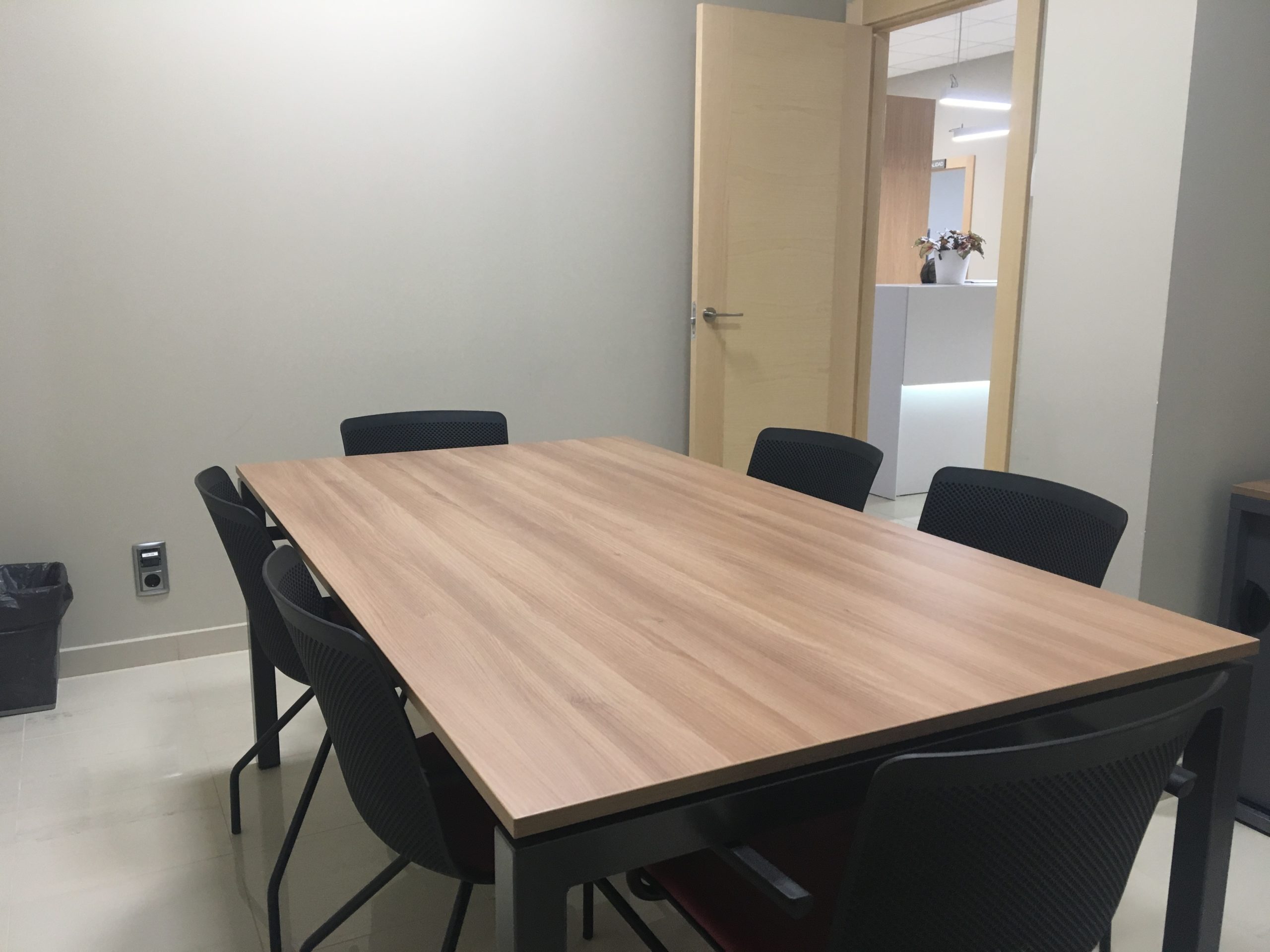 Diseño-y-ejecución-de-sus-oficinas-ide-Lara-amueblamiento-integral