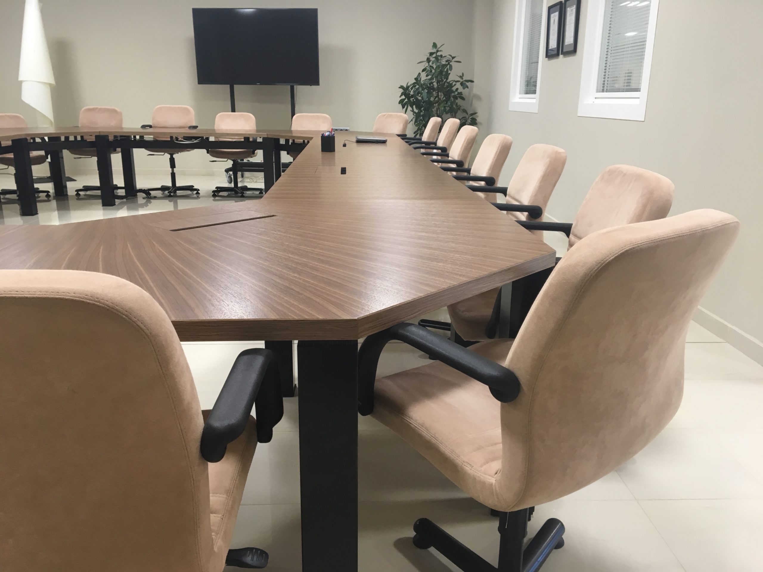 Diseño-y-ejecución-de-sus-oficinas-ide-Lara-amueblamiento-integral