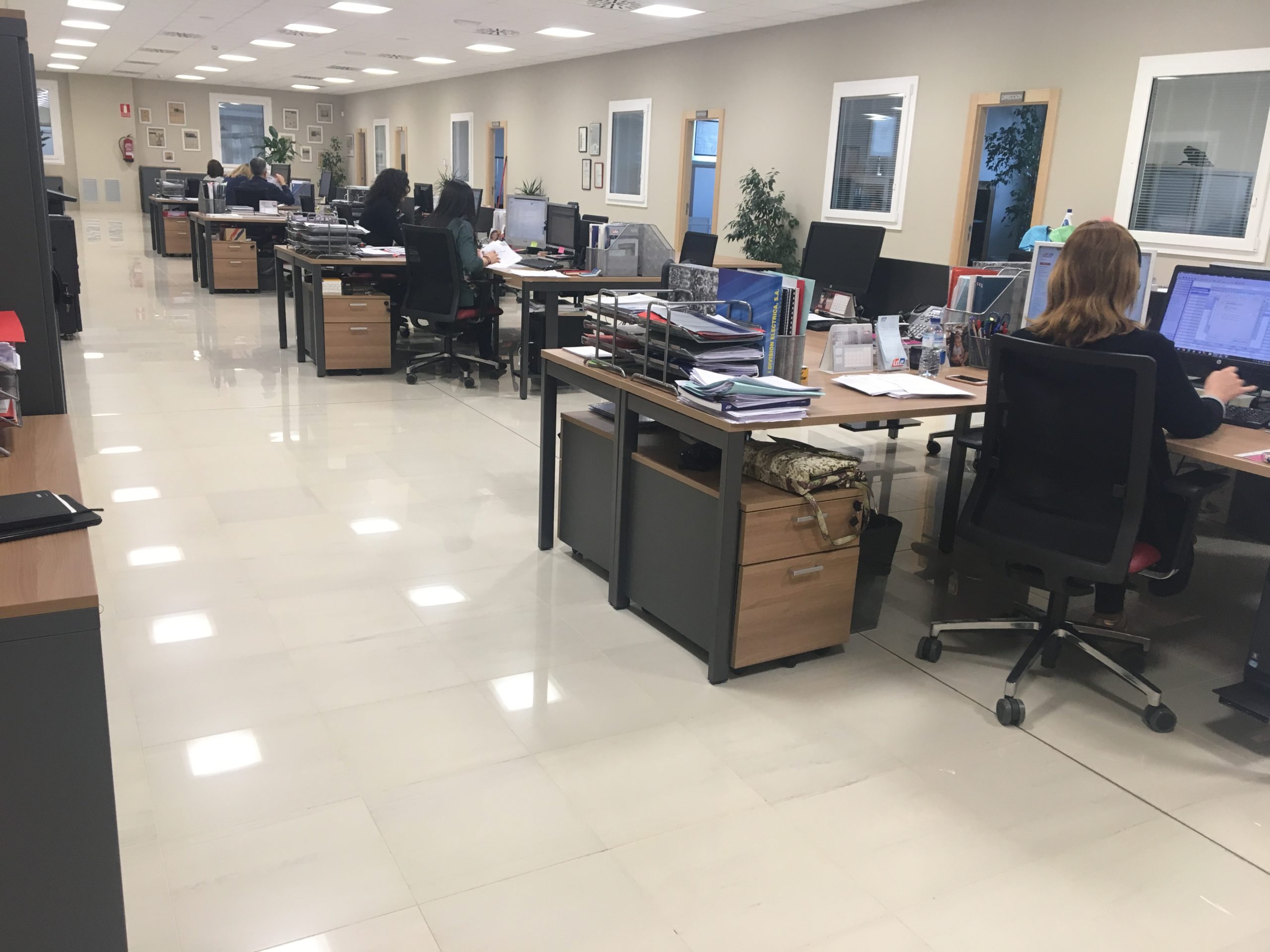 Diseño-y-ejecución-de-sus-oficinas-ide-Lara-amueblamiento-integral