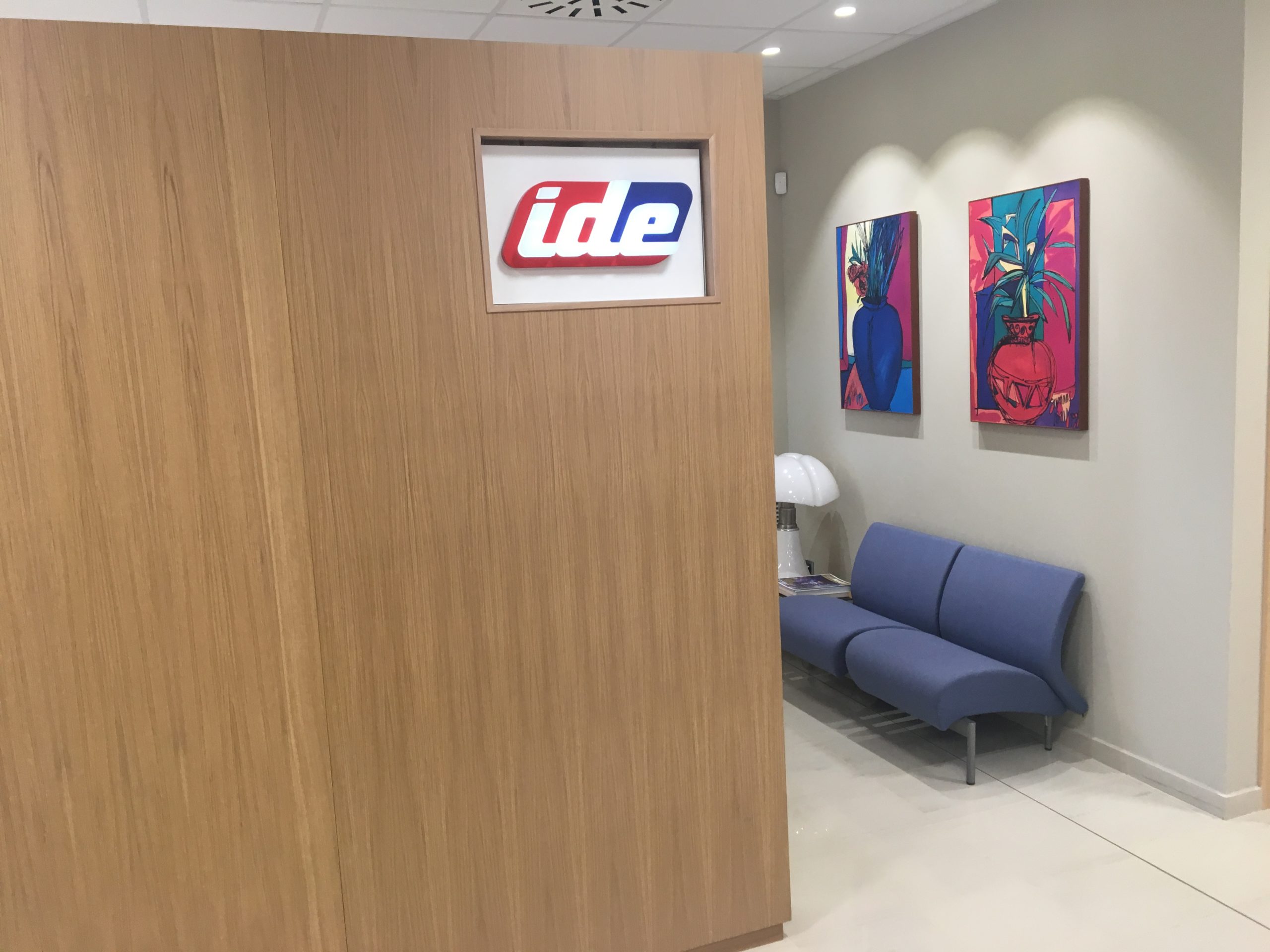 Diseño-y-ejecución-de-sus-oficinas-ide-Lara-amueblamiento-integral