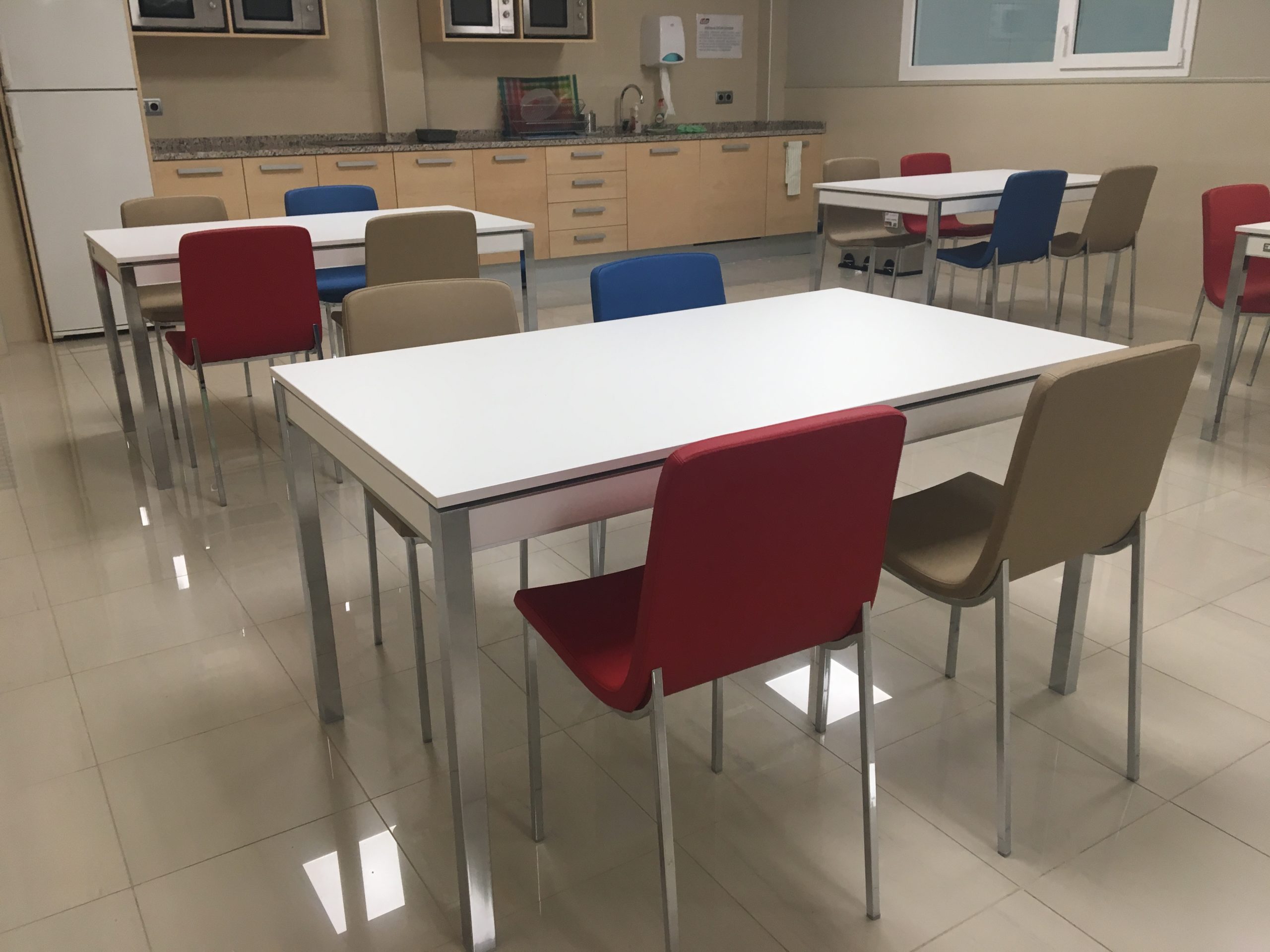 Diseño-y-ejecución-de-sus-oficinas-ide-Lara-amueblamiento-integral