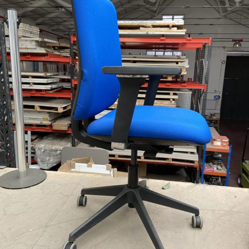 SILLON DE OFICINA TAPIZADO EN AZUL