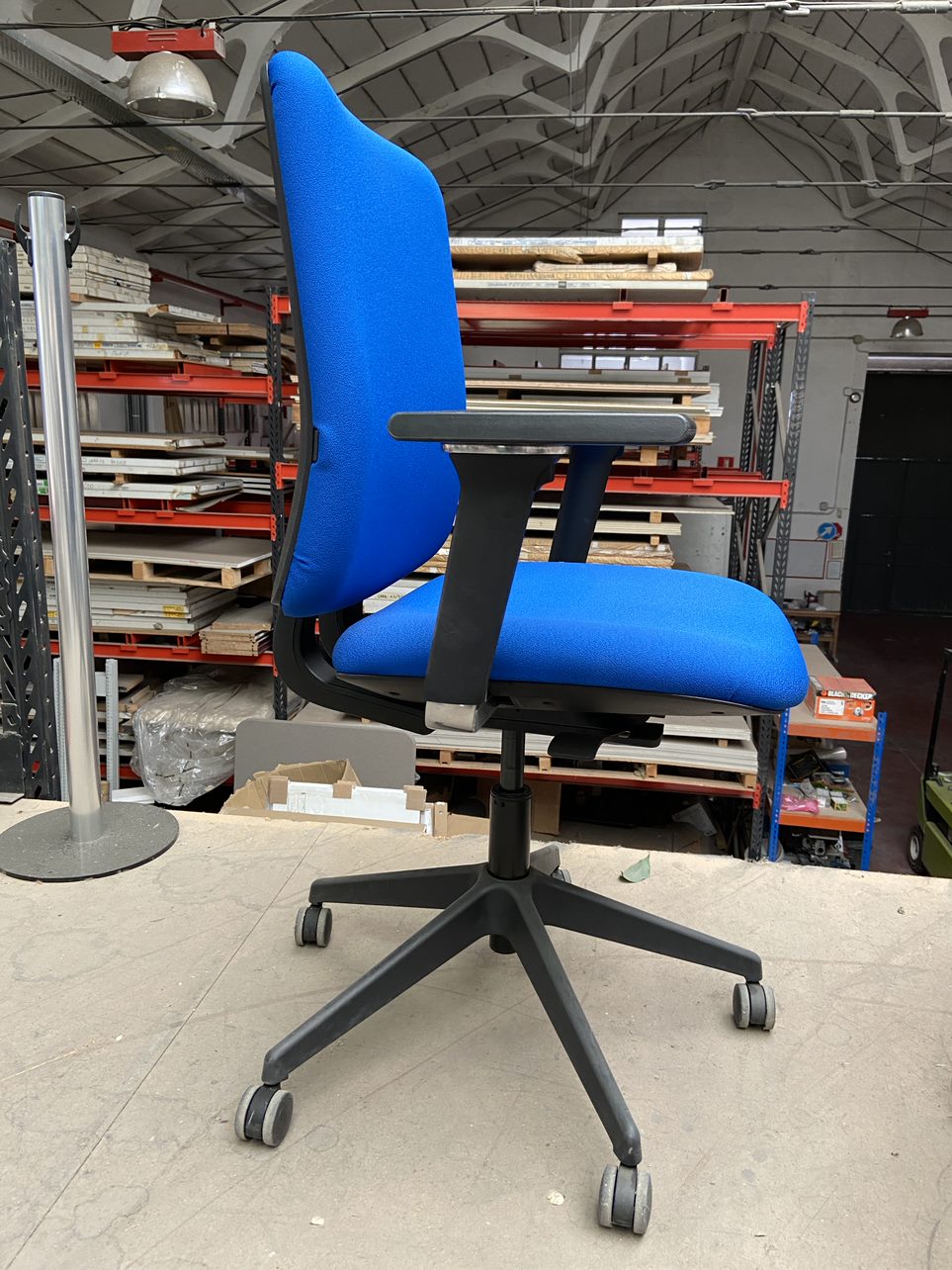 SILLON DE OFICINA TAPIZADO EN AZUL