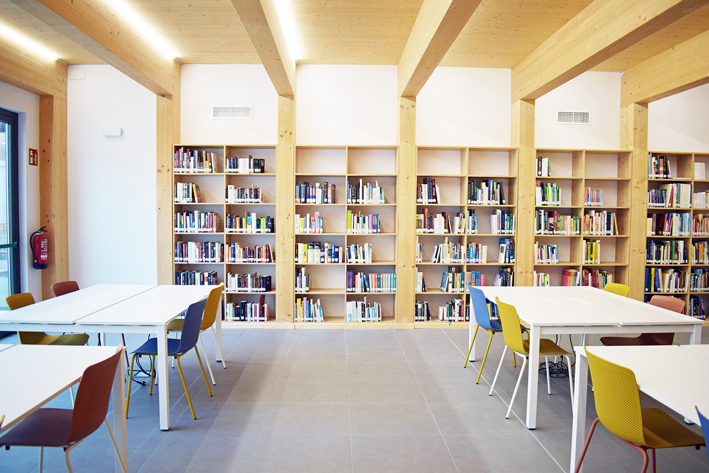 biblioteca-de-granen- LARA-INTERIORISMO-Y-AMUEBLAMIENTO-INTEGRAL-DE-OFICINAS-ZARAGOZA